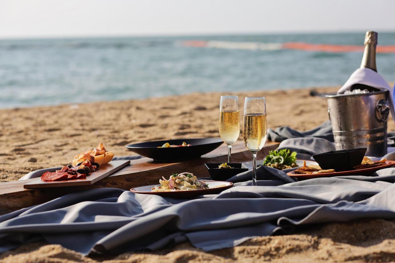 Pullman Pattaya Hotel G Exterior foto A beach picnic
