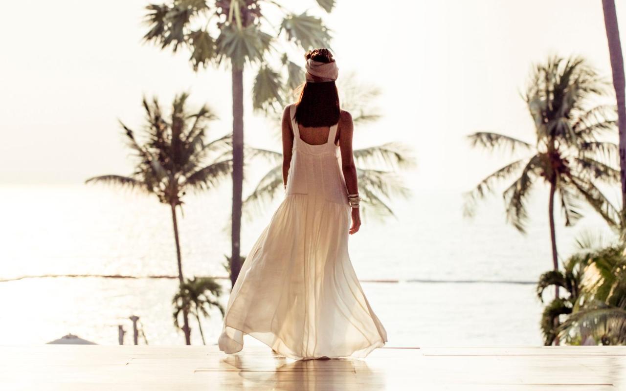 Pullman Pattaya Hotel G Exterior foto A woman wearing a kaftan