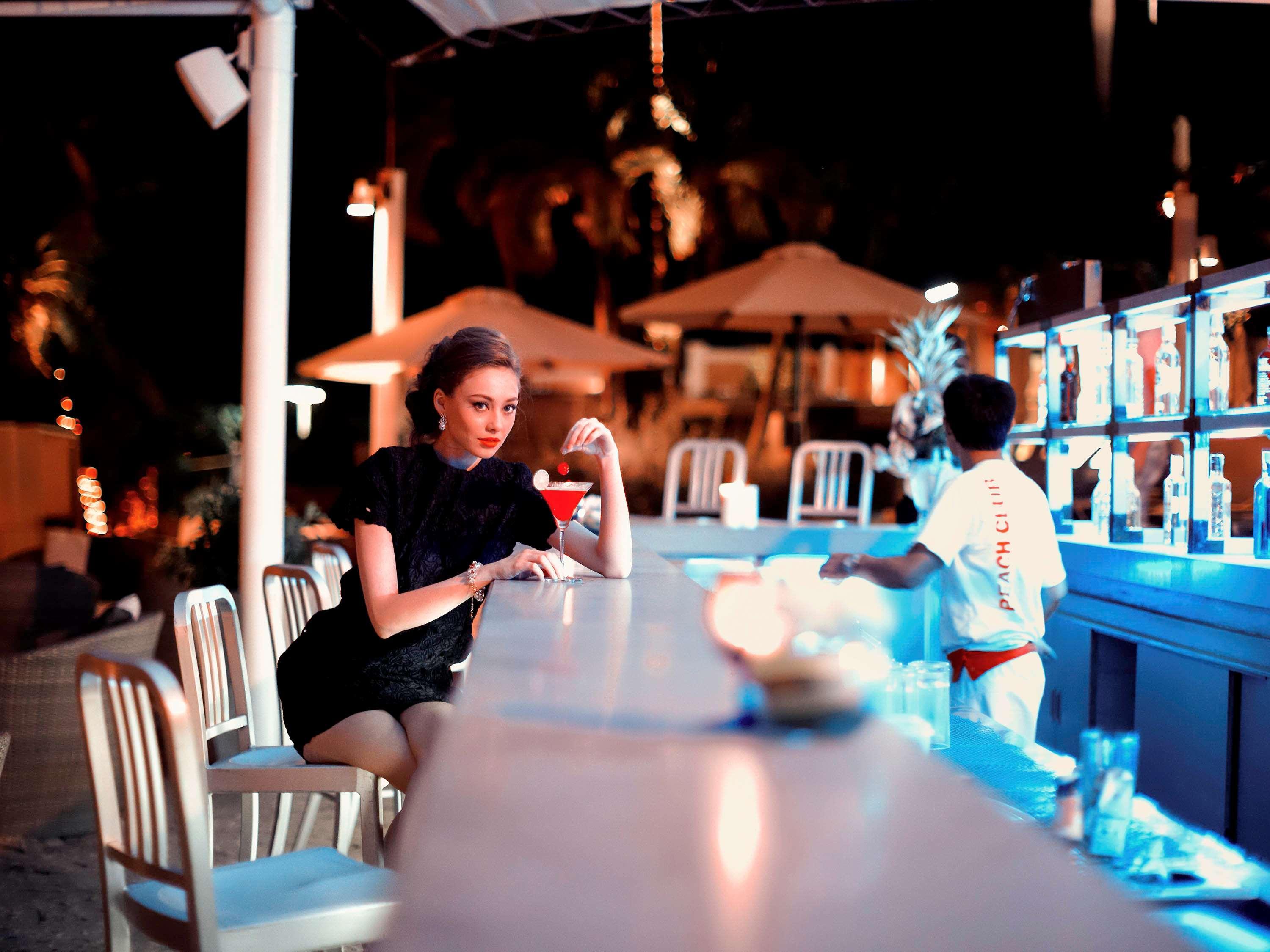Pullman Pattaya Hotel G Exterior foto The bar at the pool