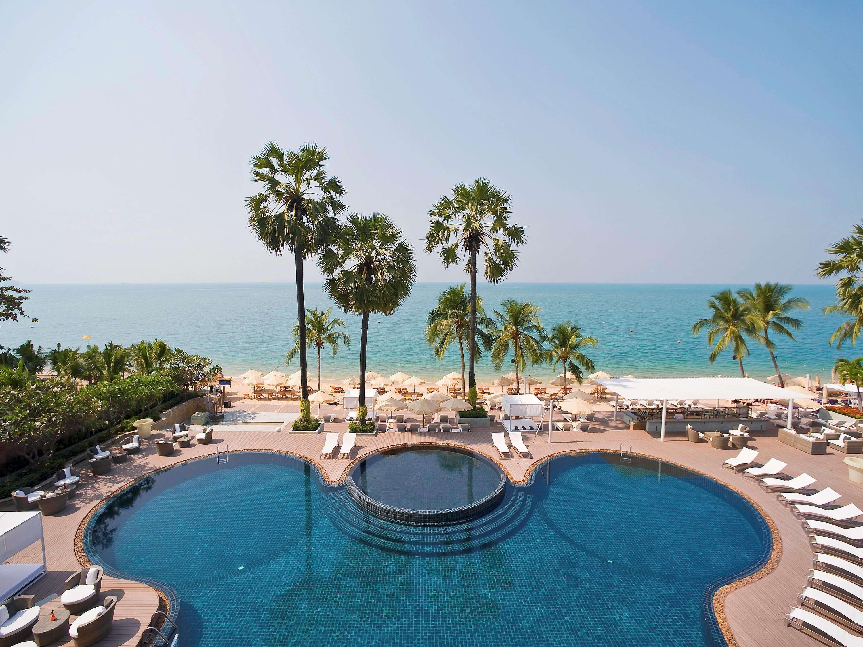 Pullman Pattaya Hotel G Exterior foto The Royal Pool at The Royal