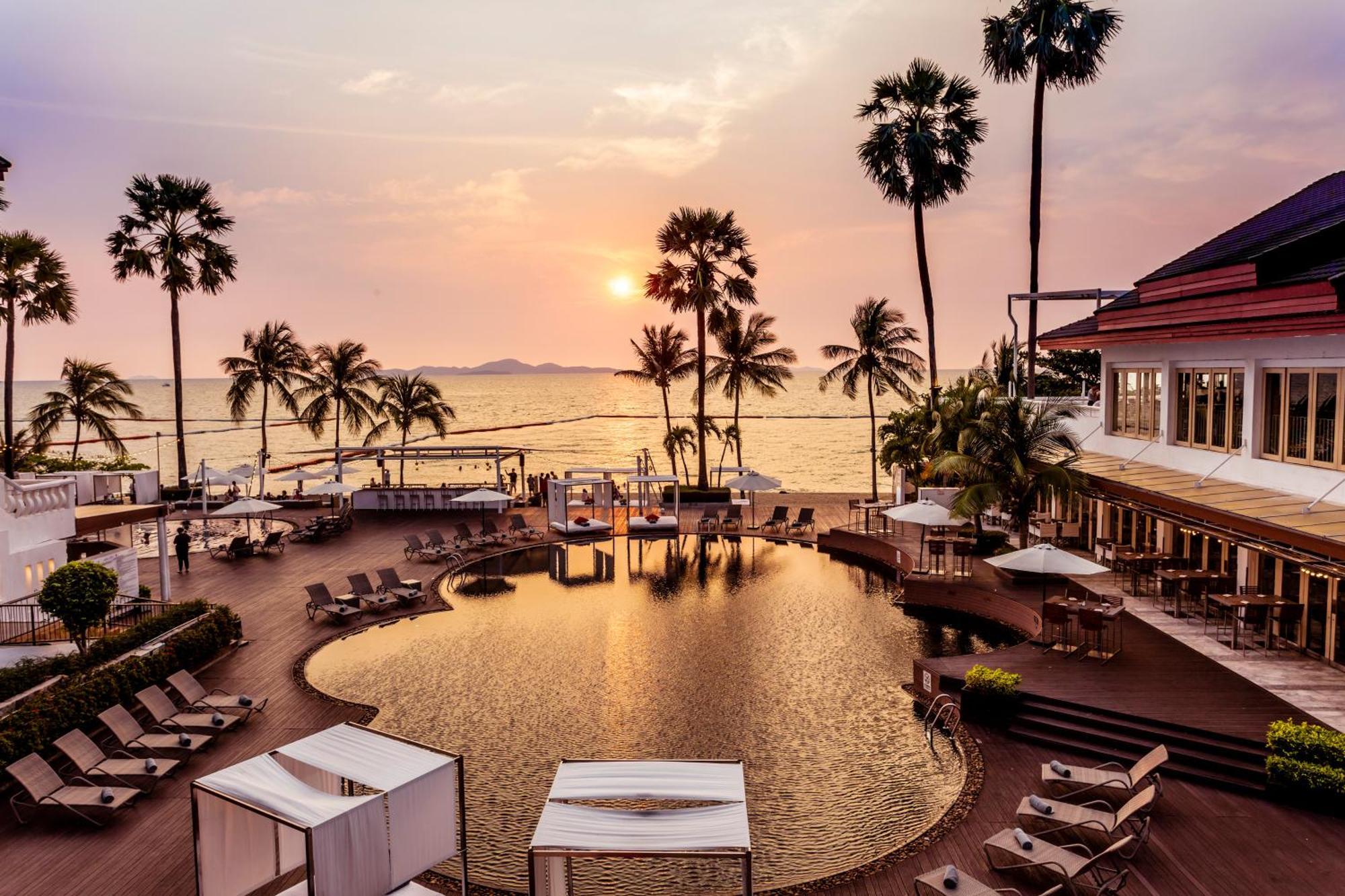 Pullman Pattaya Hotel G Exterior foto The beach at the Royal Paradise Hotel & Spa