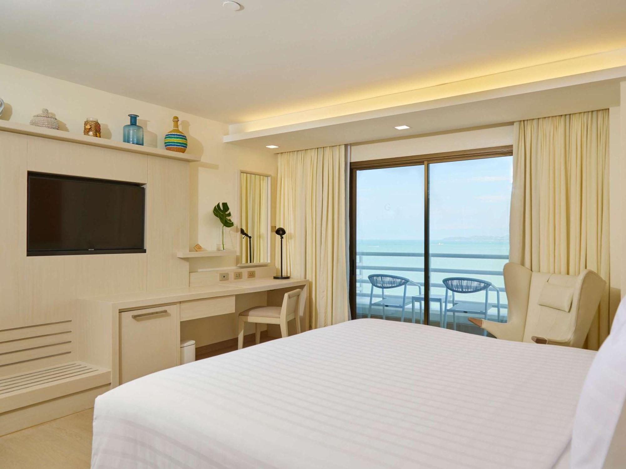 Pullman Pattaya Hotel G Exterior foto A bedroom at the Hilton Phuket Arcadia Resort and Spa