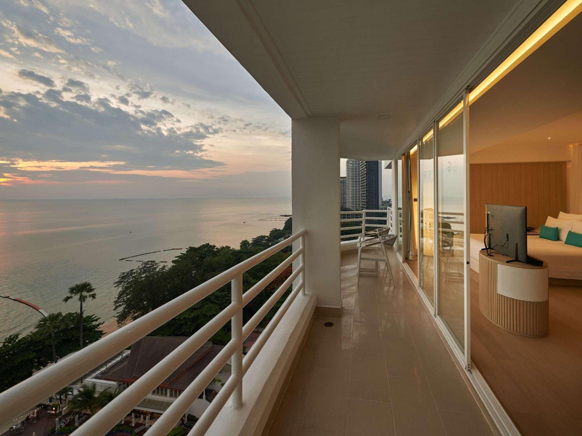 Pullman Pattaya Hotel G Exterior foto A balcony