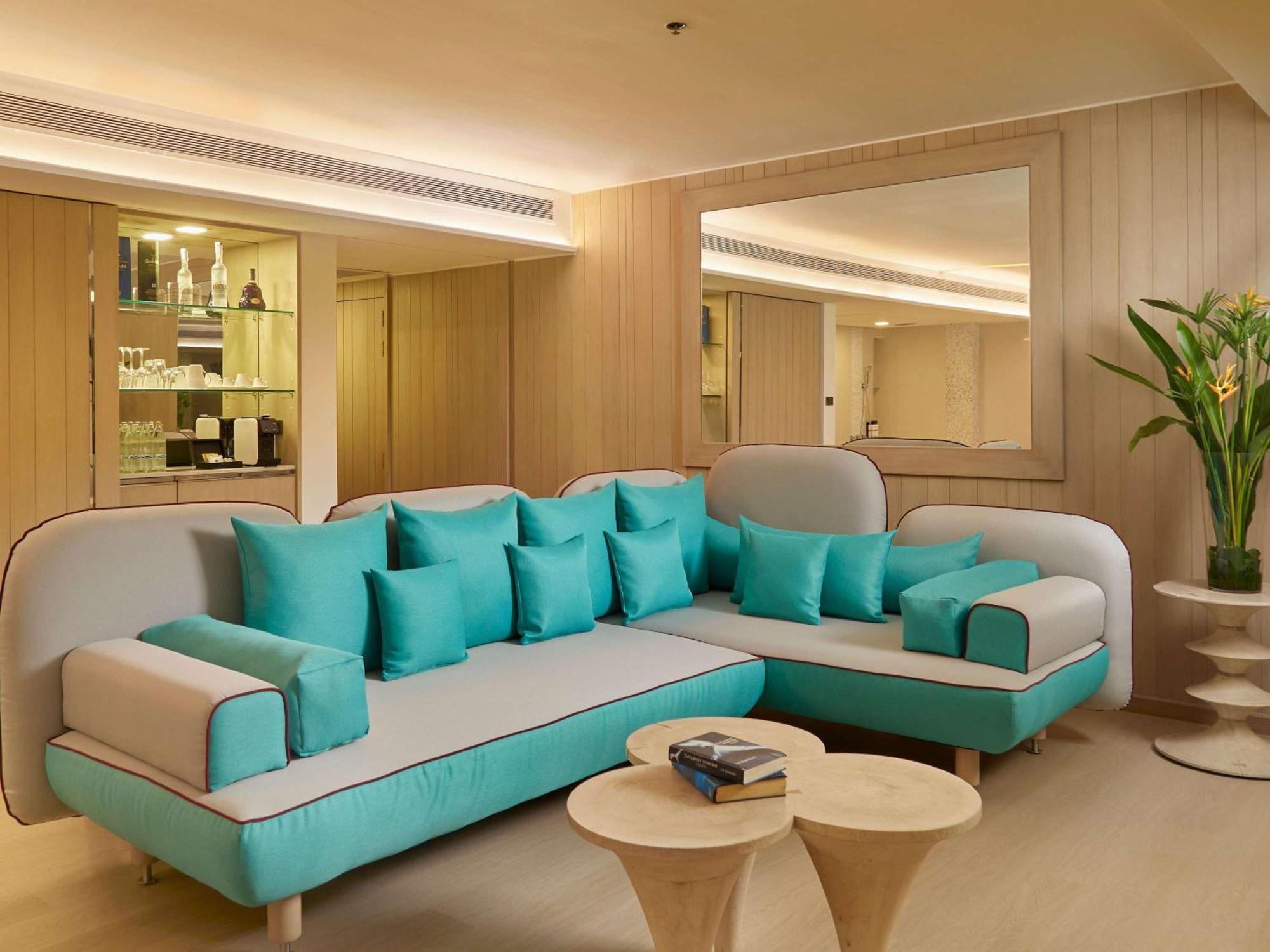 Pullman Pattaya Hotel G Exterior foto A living room at The Park, Hyderabad