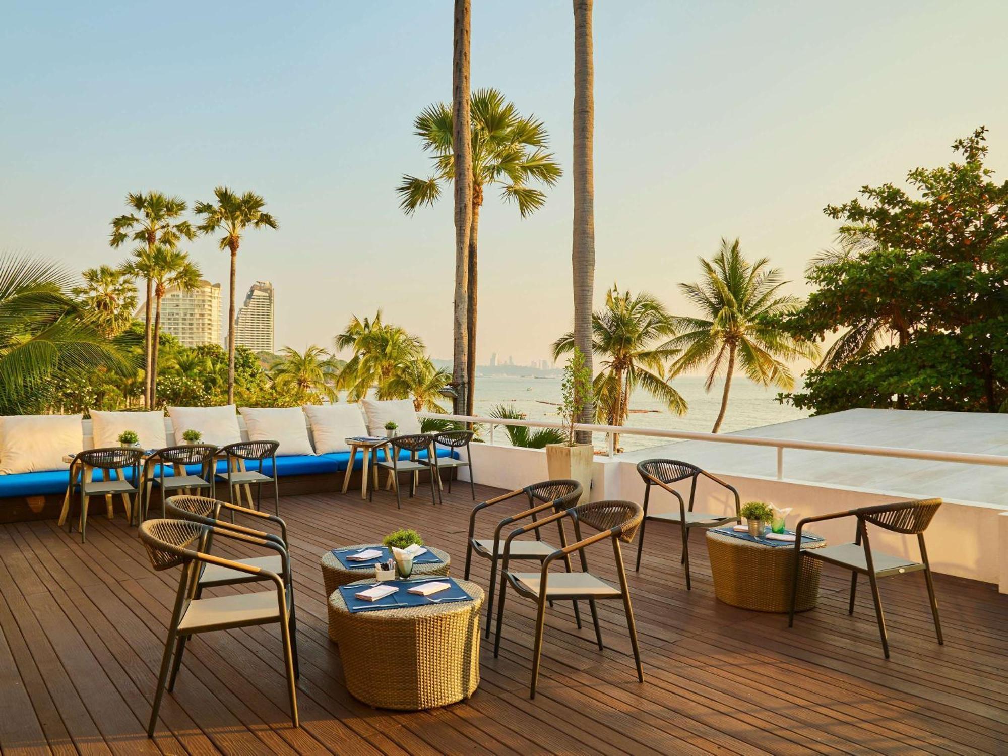 Pullman Pattaya Hotel G Exterior foto The Deck